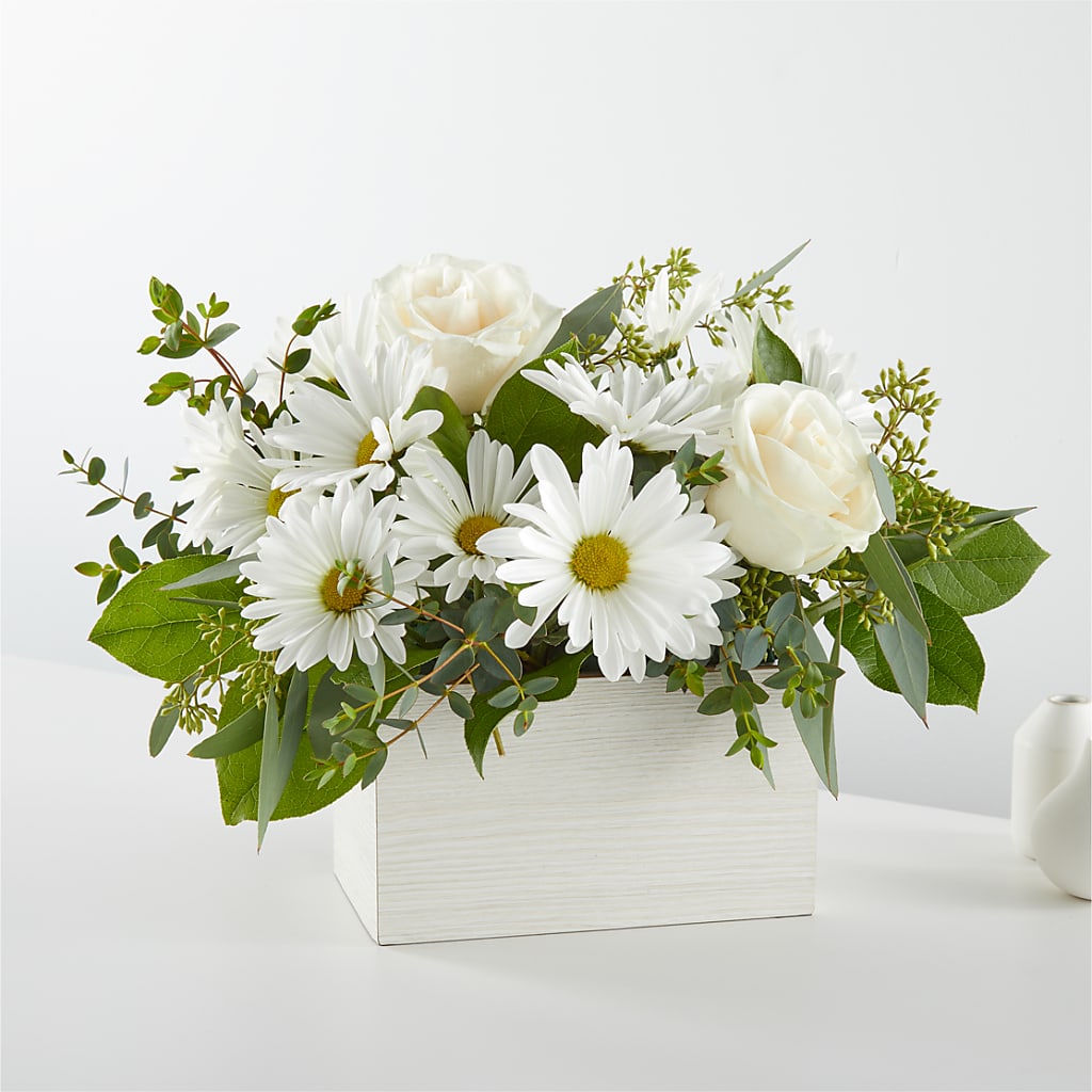 Fresh Linen Box Bouquet – Lynchburg Leo Wood Florist, Lynchburg VA